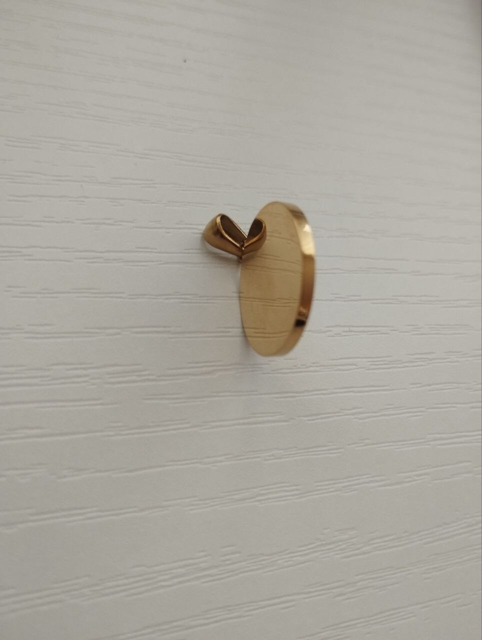 Dije redondo dorado. - 2